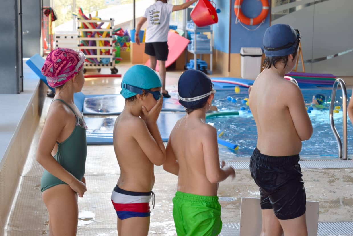 Alumnos de escuela infantil de natación espeando a entrar en la piscina Move&Go Santander
