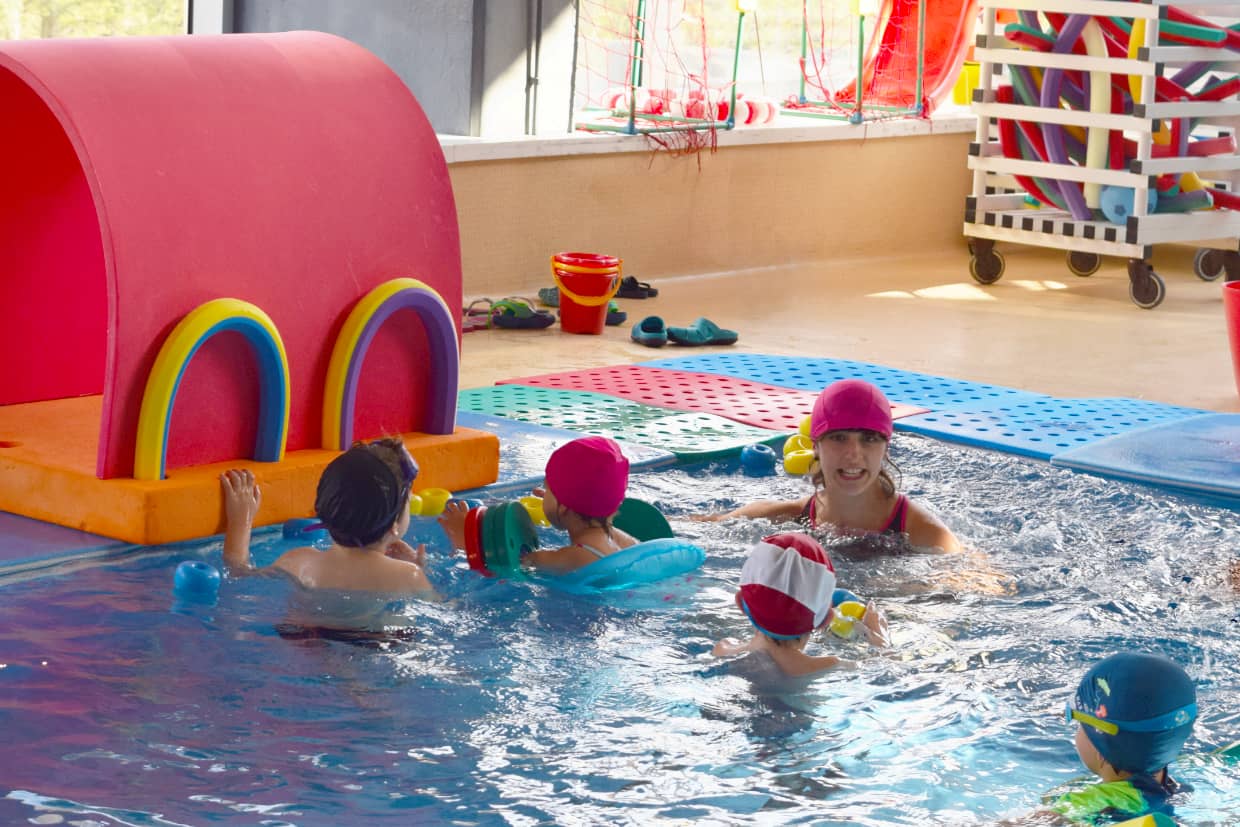 Actividades infantiles en piscina campus verano