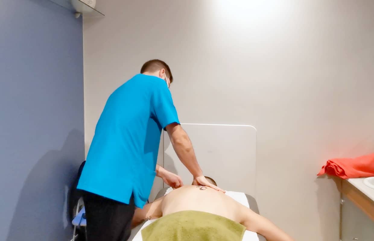 Fisioterapeuta dando masaje en Move&Go Torrelavega